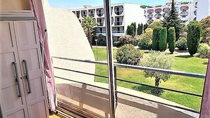A balcony with a view of a building complex and a garden. - Stylish 1-Bed Apt in La Grande-Motte: Modern, Spacious, Loggia, Parking, Near Beach & Shops (La Grande-Motte)