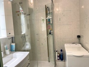 Bathroom - Bright 1-BR Apartment in La Grande-Motte, Pool, Near Beach, Garage Included (La Grande-Motte)
