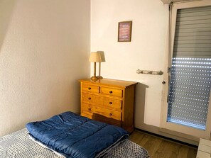 1 bedroom, free WiFi - Spacious 2-room Apt, 3 min from Beach, WiFi, Parking, Balcony, A/C (La Grande-Motte)