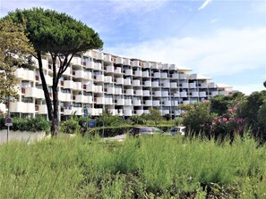 Exterior - Spacious 2-room Apt, 3 min from Beach, WiFi, Parking, Balcony, A/C (La Grande-Motte)