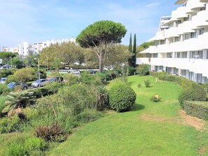Property grounds - Spacious 2-room Apt, 3 min from Beach, WiFi, Parking, Balcony, A/C (La Grande-Motte)