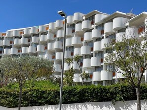 Exterior - Spacious 2-room Apt, 3 min from Beach, WiFi, Parking, Balcony, A/C (La Grande-Motte)