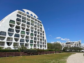 Exterior - Beachfront Apartment, Stunning Sea Views, Large Terraces, Parking Included (La Grande-Motte)