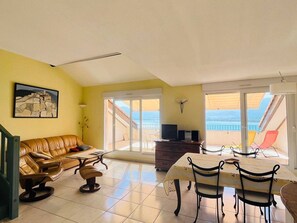 TV - 4-room apartment with terrace, near beach, private garage, linen included (Calvi)