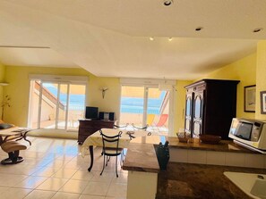 Interior - 4-room apartment with terrace, near beach, private garage, linen included (Calvi)
