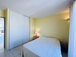 3 bedrooms, bed sheets