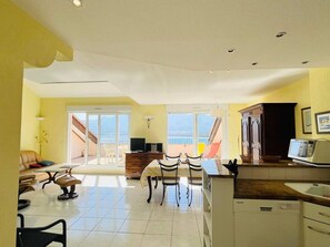 Interior - 4-room apartment with terrace, near beach, private garage, linen included (Calvi)