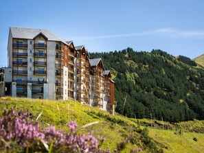 Exterior - Cozy 2BR Apt, Sleeps 6, Near Slopes, Stunning Mountain Views (Peyragudes)