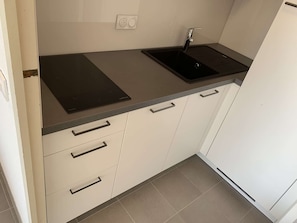 Réfrigérateur, four à micro-ondes, surface de cuisson, lave-vaisselle