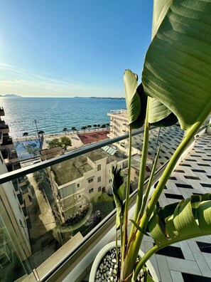 A balcony with a view of the sea and buildings. - Hotel Britania  (Vlorë)