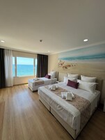 Habitación cuádruple económica, vistas al mar | Escritorio y espacio para trabajar con un portátil