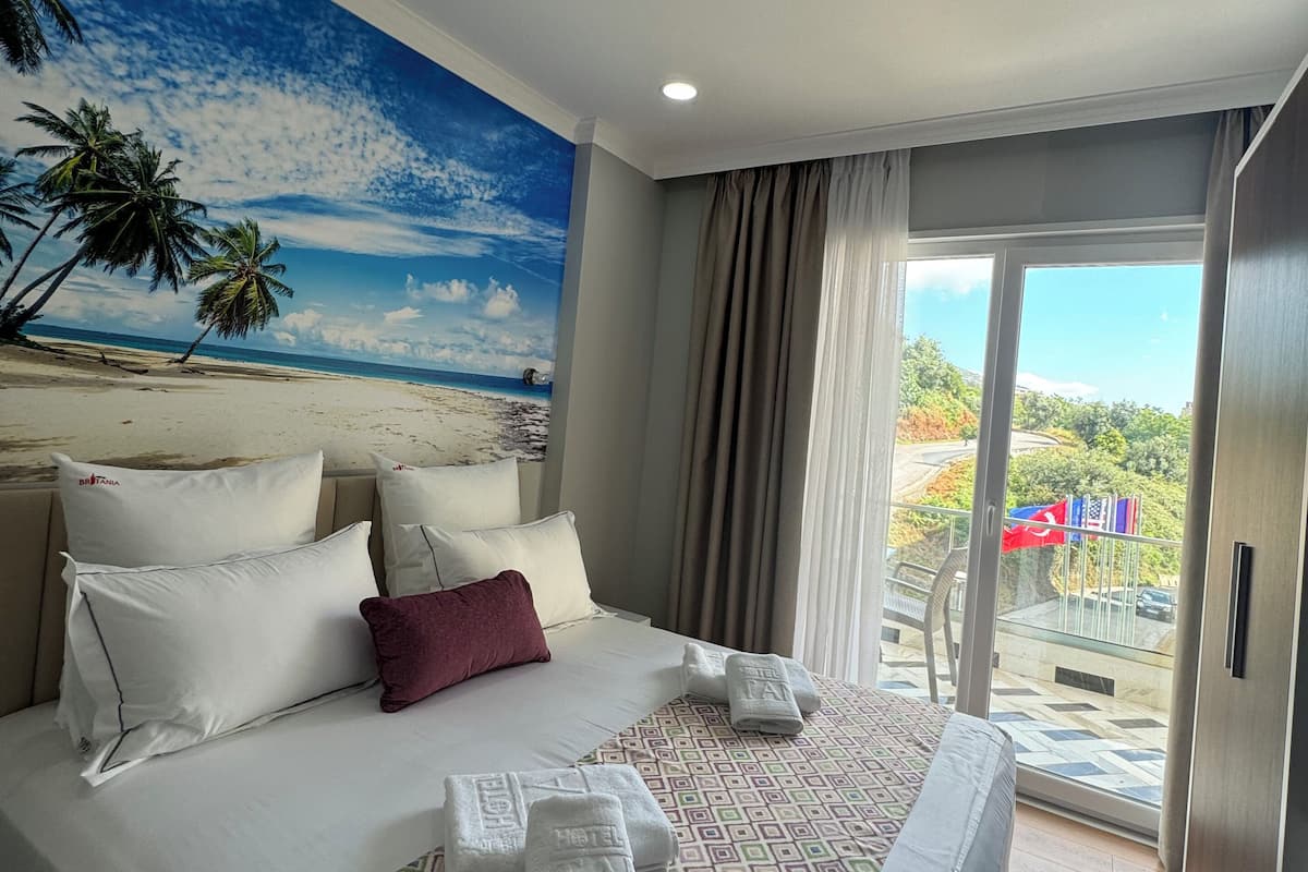 Habitación con 1 cama doble o 2 individuales, balcón | 1 dormitorio, escritorio, espacio para trabajar con un portátil