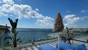 Deluxe-Doppelzimmer, Meerblick | Terrasse/Patio