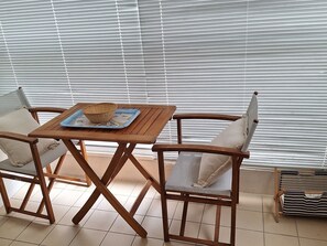 Outdoor dining - Cozy 3-Person Studio, 250m to Les Sables d'Olonne Beach, Loggia, Free Parking (Les Sables-d'Olonne)