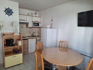 Dining - Cozy 3-Person Studio, 250m to Les Sables d'Olonne Beach, Loggia, Free Parking (Les Sables-d'Olonne)