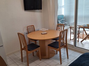 Dining - Cozy 3-Person Studio, 250m to Les Sables d'Olonne Beach, Loggia, Free Parking (Les Sables-d'Olonne)