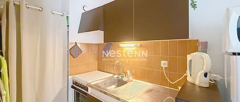 Cafetera y tetera, refrigerador, microondas y horno