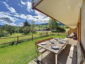 Outdoor dining - New 3-bedroom apartment near village with parking (Combloux)