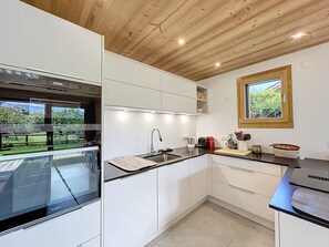 Fridge, microwave, oven, stovetop - New 3-bedroom apartment near village with parking (Combloux)