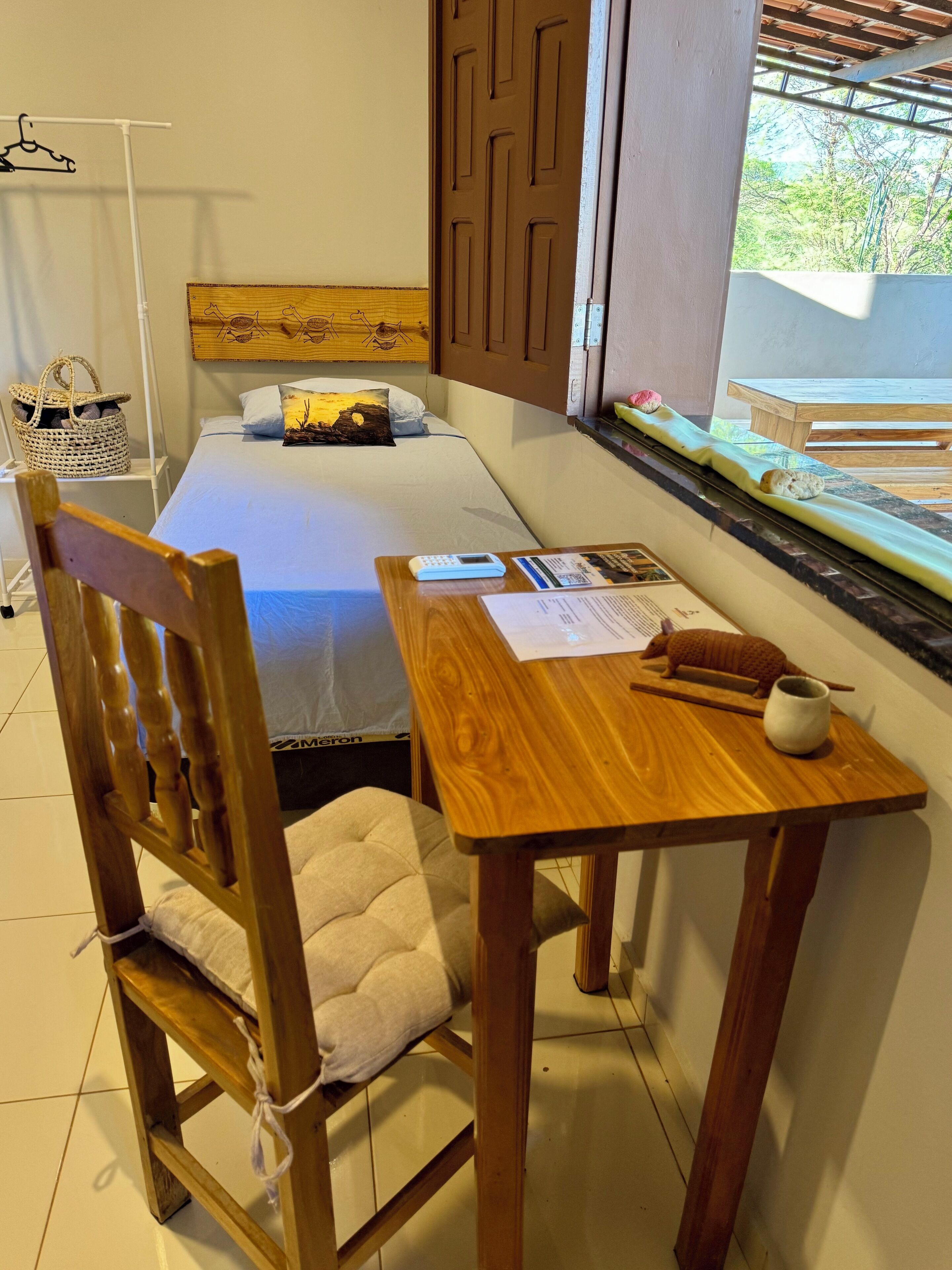 Minibar, tabla de planchar con plancha y wifi gratis 