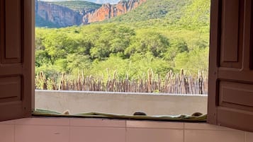 Habitación Confort | Minibar, decoración personalizada y tabla de planchar con plancha