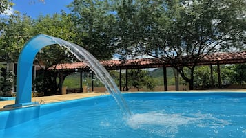 Una piscina al aire libre