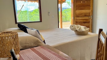 Minibar, decoración personalizada y tabla de planchar con plancha