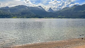 A lake with mountains in the background and a clear sky. - Nice home in Folkestad with sauna (Folkestad)