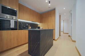 Kühlschrank, Mikrowelle, Ofen, Geschirrspüler