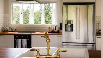 Een koelkast, een magnetron, een oven, een kookplaat