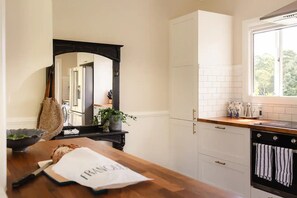 Frigorífico, microondas, horno y placa de cocina