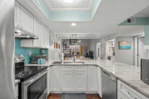 Fridge, microwave, oven, stovetop - Heron Pointe Unit D15 - Resort View (Myrtle Beach)