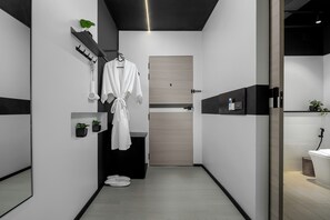 セーフティボックス (室内)、アイロン / アイロン台、WiFi (無料)、ベッドシーツ