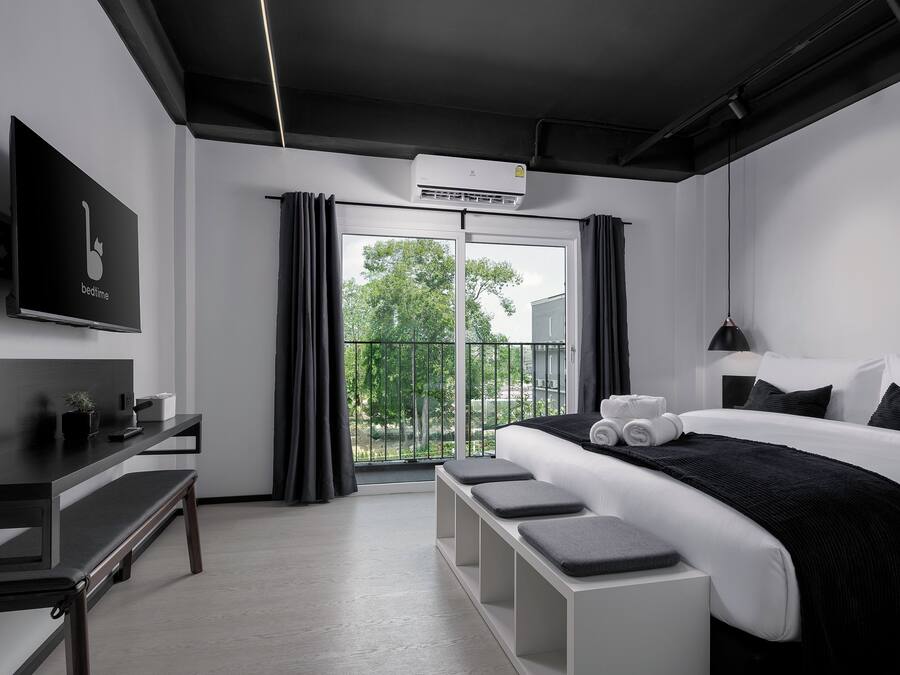 Doppia Deluxe, balcone, vista giardino | Una cassaforte in camera, ferro/asse da stiro, Wi-Fi gratuito, lenzuola