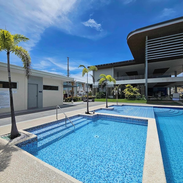 Una piscina al aire libre