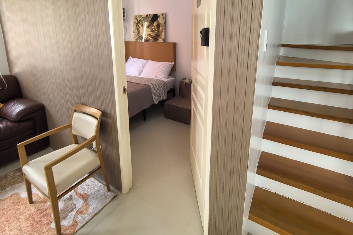 Premium bedding, down comforters, iron/ironing board, free WiFi