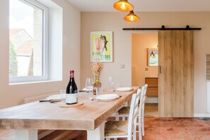 Dining - Gîte Avec Jacuzzi Chic & Cosy Entre Caen et les Plages du Débarquement Normandie (Biéville-Beuville)