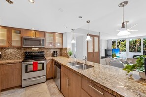 Kjøleskap, mikrobølgeovn, ovn og kokeplater