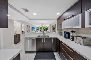 冷蔵庫、電子レンジ、オーブン、コンロ