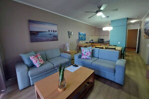 Smart TV - Brookes Hill Luxury Suites  (Gqeberha)