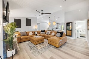 Smart-TV, peis, bøker og kontorer