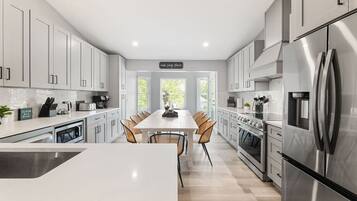 ثلاجة، ميكروويف، فرن، موقد طهي مسطح