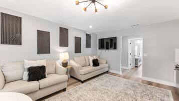 تلفزيون ذكي، مدفأة، كُتُب، مكتب