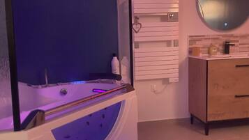 Baignoire Ă jets, sĂšche-cheveux, serviettes fournies, savon