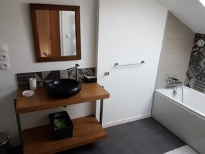 Haartrockner, Handtücher, Seife, Toilettenpapier