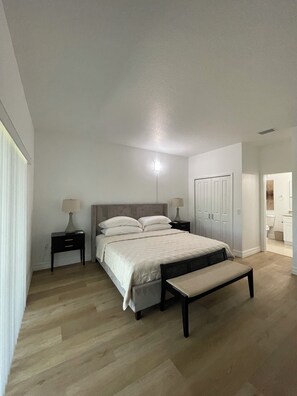 3 chambres, coffres-forts dans les chambres, fer et planche à repasser