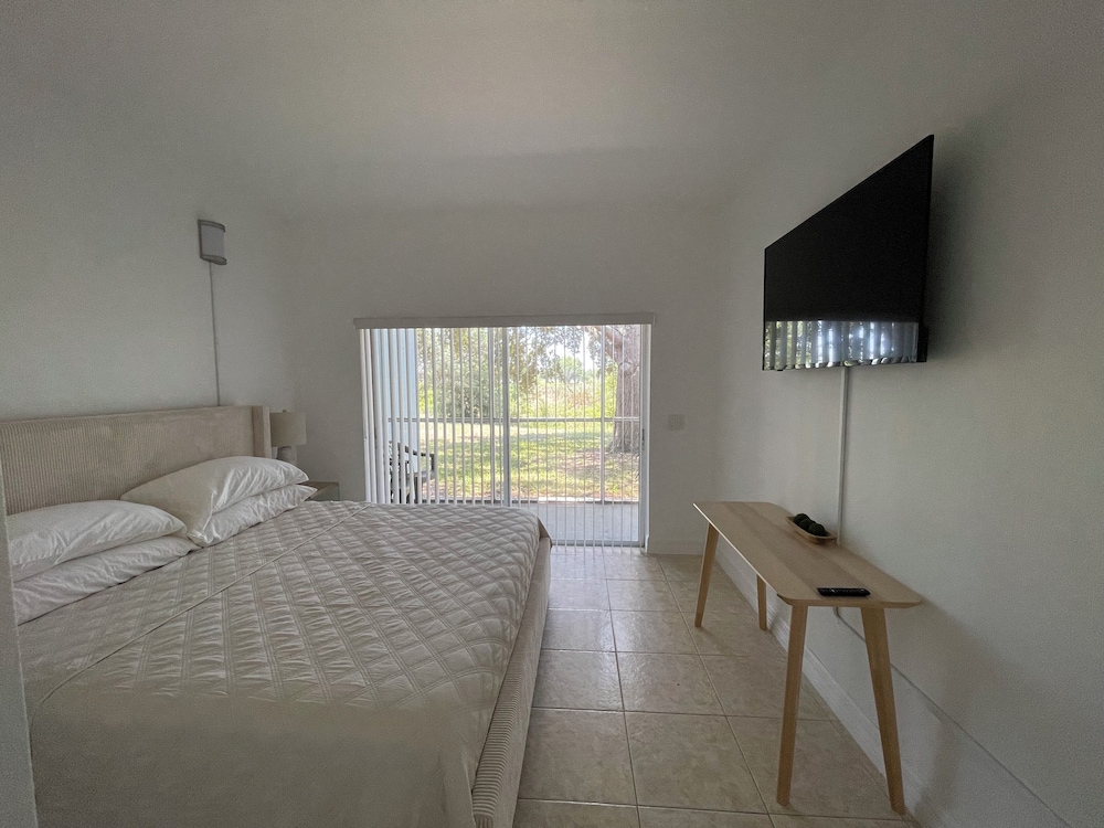 Spacious condo near Walt Disney parks & AdventHealth