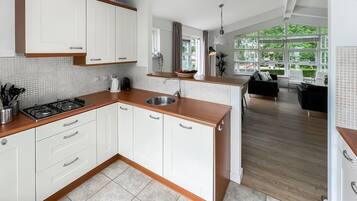 Een koelkast, een kookplaat, een vaatwasser