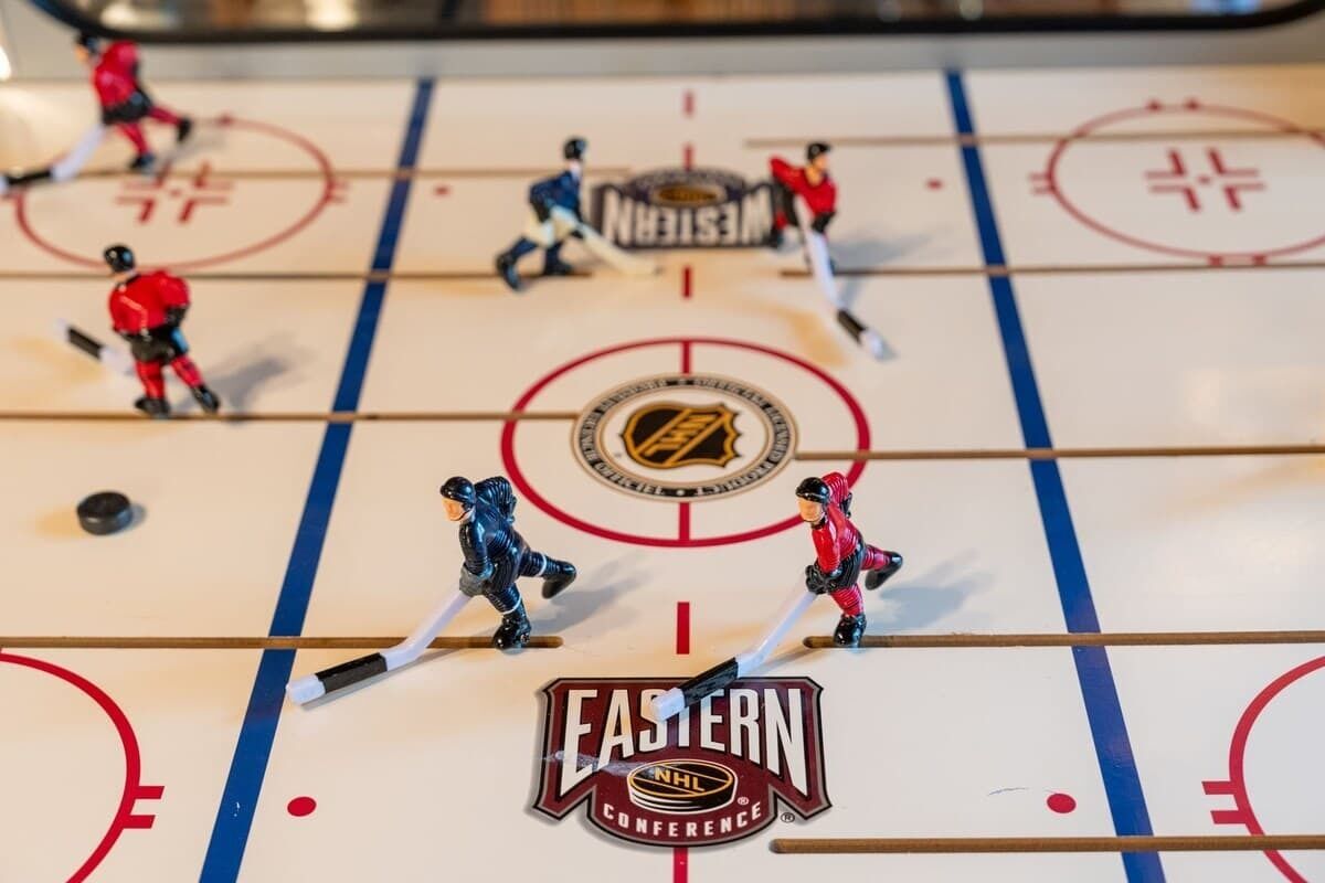 Eine Miniatur-Eishalle mit dem NHL-Logo der Eastern Conference.