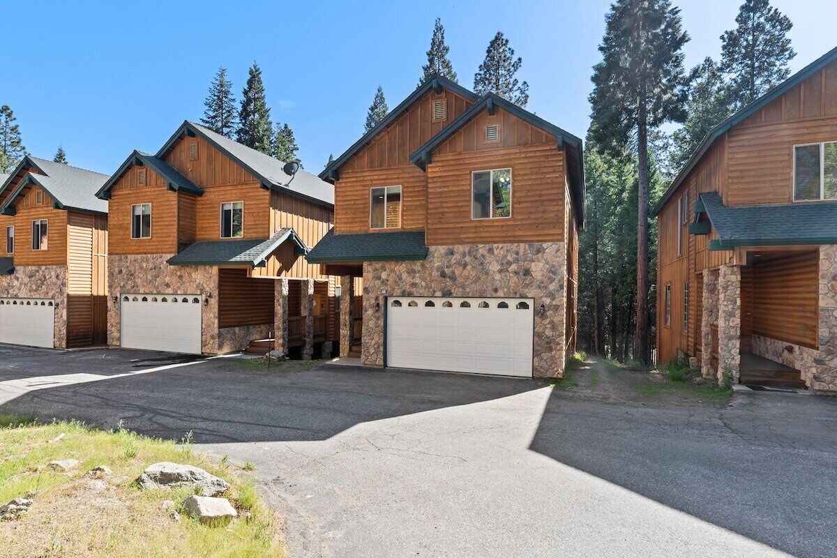 Large townhouse- in the center of Shaver! 5bed/4ba